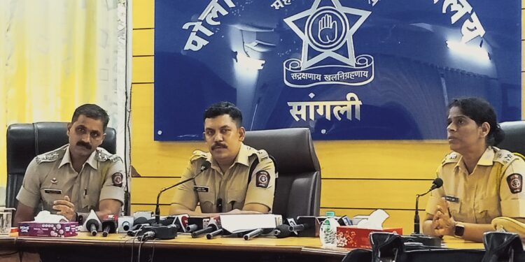 म्हैसाळ हत्याकांड ! धक्कादायक माहिती समोर – बाटलीतून काळ्यारंगाचे दिले विष : आरोपींची संख्या वाढण्याची शक्यता.? महाराष्ट्र अंधश्रद्धा अधिनियम नुसार कलम वाढवले : भामट्या मांत्रिकाकडून हे केले जप्त :