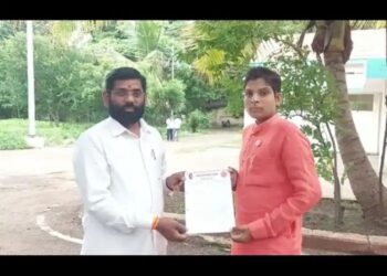 ओरिजिनल मुख्यमंत्र्यांना वेळ नाही, डमी शिंदे साहेब तुम्ही तर शेतकरीप्रश्नांवर मार्ग काढा..