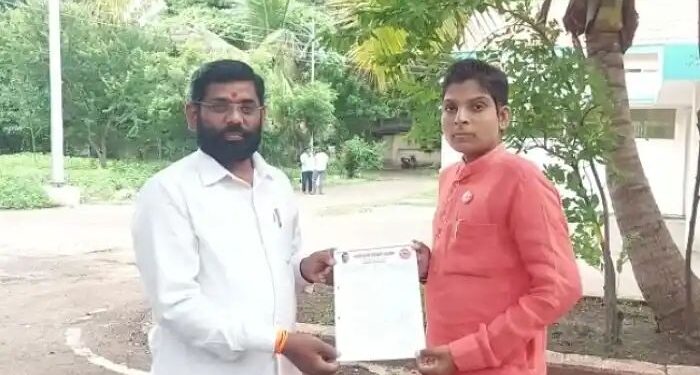 ओरिजिनल मुख्यमंत्र्यांना वेळ नाही, डमी शिंदे साहेब तुम्ही तर शेतकरीप्रश्नांवर मार्ग काढा..