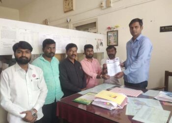 सामाजिक कार्यकर्ते प्रमोद मांडवे यांच्यावर जबरदस्तीने 353 चा खोटा गुन्हा दाखल करणाऱ्या आर.टी.ओ. प्रशासनाच्या निषेधार्थ कडेगाव तहसिल कार्यालयावर रिपब्लिकन पक्ष व शेतकरी संघटनेचे निदर्शने आंदोलन