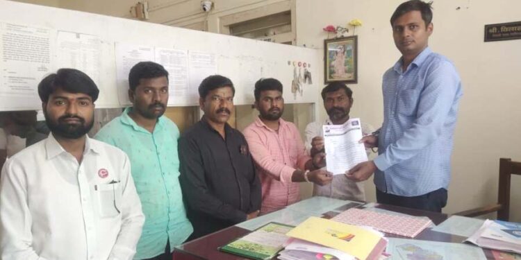 सामाजिक कार्यकर्ते प्रमोद मांडवे यांच्यावर जबरदस्तीने 353 चा खोटा गुन्हा दाखल करणाऱ्या आर.टी.ओ. प्रशासनाच्या निषेधार्थ कडेगाव तहसिल कार्यालयावर रिपब्लिकन पक्ष व शेतकरी संघटनेचे निदर्शने आंदोलन