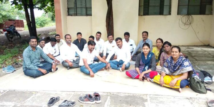 तलाठी व महसूल कर्मचाऱ्यांच्या संपामुळे कामकाज ठप्प