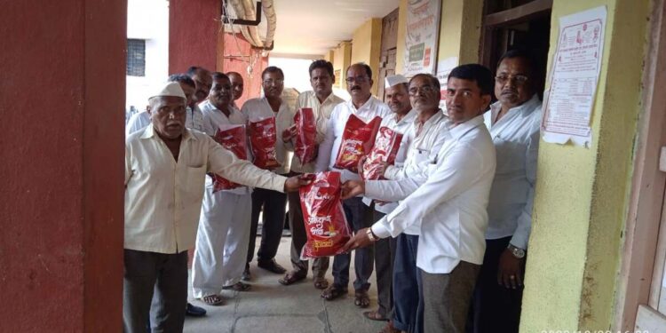 अखेर शिधापत्रिका धारकांना आनंदाचा शिधा किट वाटप सुरू