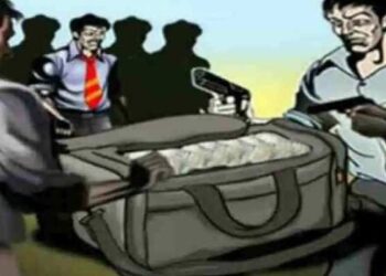 सांगलीच्या सराफाची कोल्हापुरात आयकर अधिकारी असल्याचे भासवून ८० लाखांची लूट ; दोघेजण ताब्यात.