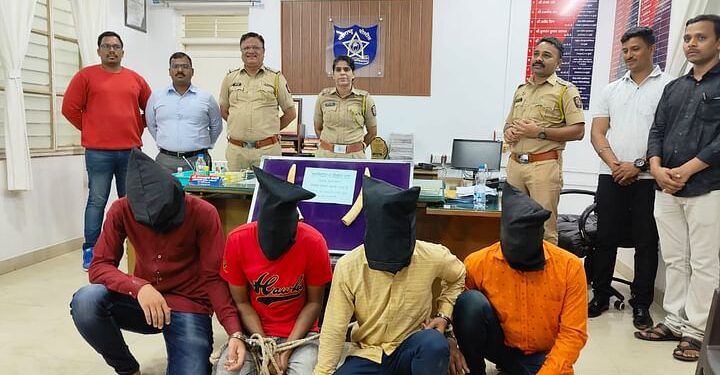 ब्रेकिंग | २० लाखाच्या हस्तिदंतासह चौघांना अटक : कवठेमहांकाळ पोलिसांची मोठी कारवाई | हस्तिदंत विक्री करण्यासाठी आलेल्यांच्या आवळल्या मुस्क्या..!