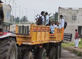 आमदारांची विनंतीही धुडकावली: आगार प्रमुखाची मनमानी, कॉलेजला जाण्यासाठी वेळेवर एसटी नाही ; मुलांचा ट्रॅक्टरने प्रवास.