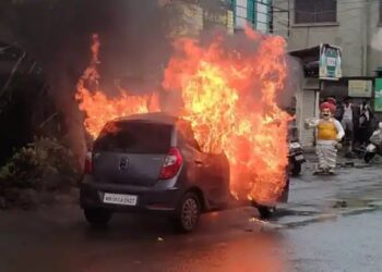 मिरजेत भर पावसात पेटत्या मोटारीचा थरार…