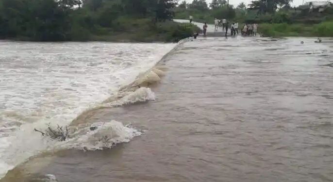 सांगली : येरळा नांदणी नदीला पूर, अनेक पूल पाण्याखाली, वाहतूक बंद