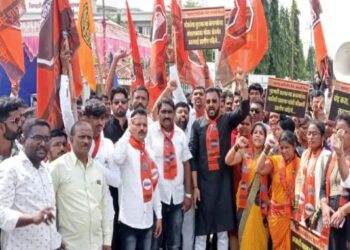 शेअर बाजाराच्या नावाखाली फसवणूक करणाऱ्यांवर मोक्का लावा , जिल्हाधिकारी कार्यालयावर मनसेचा मोर्चा…