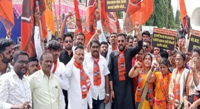 शेअर बाजाराच्या नावाखाली फसवणूक करणाऱ्यांवर मोक्का लावा , जिल्हाधिकारी कार्यालयावर मनसेचा मोर्चा…