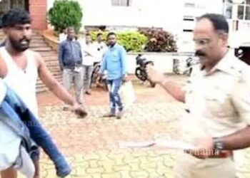 अधिकाऱ्याने मागितली १० हजारांची लाच : कसलीच नाही वाटली लाज..! लाचेच्या स्वरूपात कपडे काढून हातात देत उतरवला त्याचा माज..?