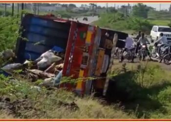 ऊसतोड मजुरांच्या ट्रकचा भीषण अपघात : लहान मुलांसह १५ जण जखमी.