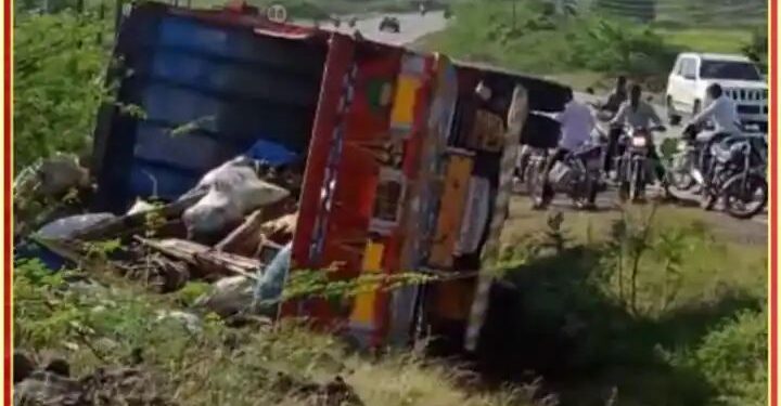 ऊसतोड मजुरांच्या ट्रकचा भीषण अपघात : लहान मुलांसह १५ जण जखमी.