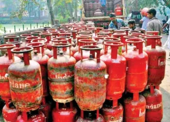 Gas Cylinder Price : ग्राहकांना मोठा धक्का ! सरकारने गॅसच्या दराबाबत घेतला निर्णय, आता मोजावे लागणार अधिक पैसे
