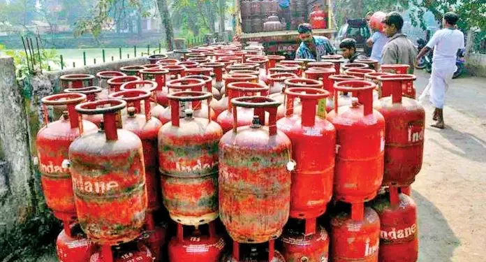 Gas Cylinder Price : ग्राहकांना मोठा धक्का ! सरकारने गॅसच्या दराबाबत घेतला निर्णय, आता मोजावे लागणार अधिक पैसे