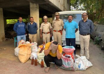 मिरजेत पावणे दोन लाखाची गोवा बनावटीची दारू राज्य उत्पादन शुल्क विभागाने पकडली.