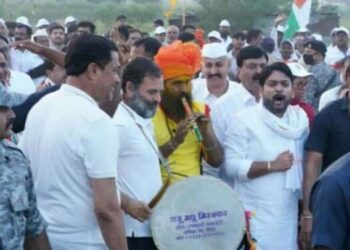बहुचर्चित मिरजकरांचा धनगरी ढोल काँग्रेस नेते राहुल गांधींना देणार बळ : “खांद्यावर घोंगडं, अन हातात ढोल “: राहुल गांधींचा भारत जोडो यात्रेत धनगरी पेशा.