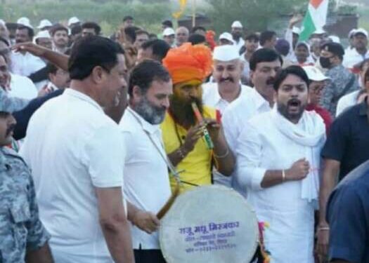 बहुचर्चित मिरजकरांचा धनगरी ढोल काँग्रेस नेते राहुल गांधींना देणार बळ : “खांद्यावर घोंगडं, अन हातात ढोल “: राहुल गांधींचा भारत जोडो यात्रेत धनगरी पेशा.