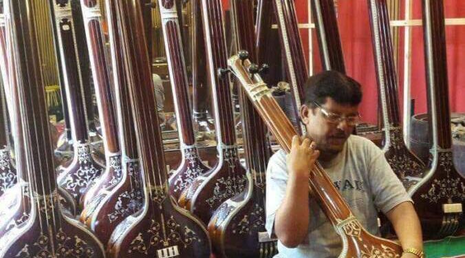 तंतुवाद्यनिर्माते मजीद सतारमेकर यांना राष्ट्रीय संगीत नाटक अकादमी पुरस्कार । संगीत क्षेत्रातील सर्वोच्च पुरस्कार