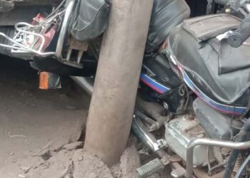 अतिक्रमणाच्या अडचणीमुळे बसची दुचाकीला धडक.