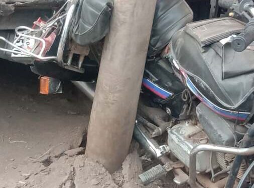 अतिक्रमणाच्या अडचणीमुळे बसची दुचाकीला धडक.