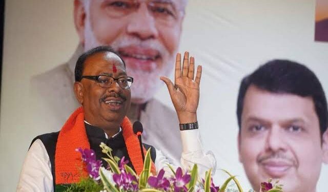 ‘जादुटोणा करुन राष्ट्रवादीनं उद्धवना जाळ्यात ओढलं’, चंद्रशेखर बावनकुळेंच्या विधानानंतर गदारोळ