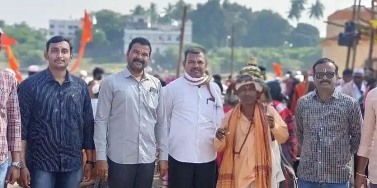 पंढरीच्या कार्तिकी वारीत पोलिसांची अनोखी शक्कल ; वारकरी बनून पकडले २६ चोरटे..