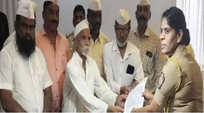 कुंकू न लावलेल्या महिला पोलिसासमोर संभाजी भिडे एकदम नम्र; फोटो होतं व्हायरल…