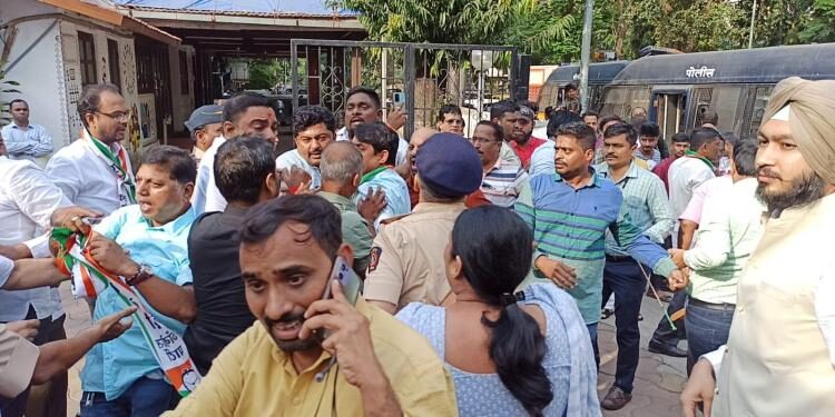 मंत्री अब्दुल सत्तारांची खासदार सुप्रिया सुळेंवर खालच्या पातळीवर टीका..राष्ट्रवादीच्या कार्यकर्त्यांची सत्तारांच्या घरावर दगडफेक..