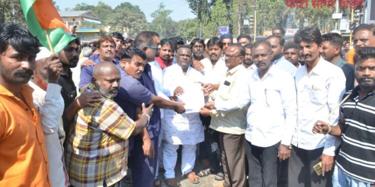 मिरजेत शिवाजी रस्त्यासाठी सर्वपक्षीय चक्काजाम आंदोलन…