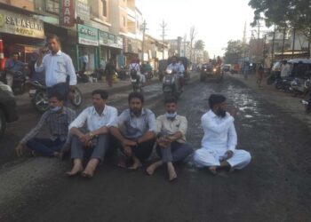 मिरज शहर परिवर्तन समिती पुन्हा आक्रमक…! रस्त्यावरच मारला ठिय्या.