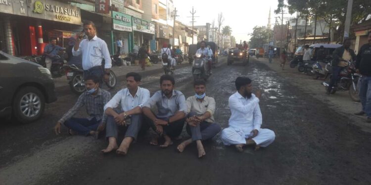 मिरज शहर परिवर्तन समिती पुन्हा आक्रमक…! रस्त्यावरच मारला ठिय्या.