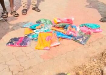 नरवाड ग्रामपंचायत निवडणुकीत मतदारांना साड्या आणि पैसे वाटण्याचा प्रकार