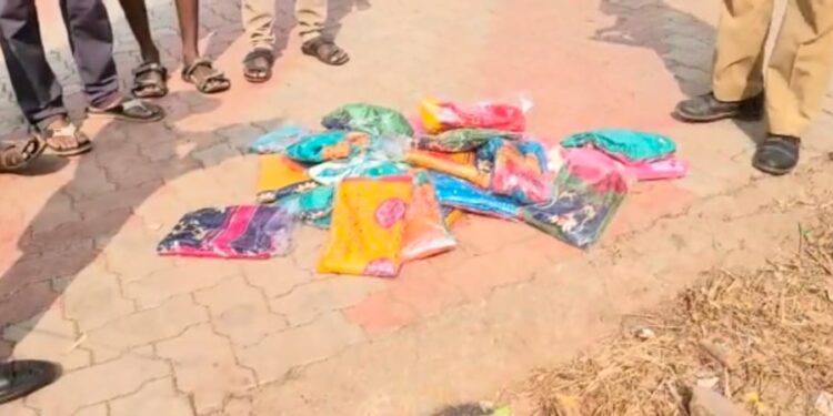 नरवाड ग्रामपंचायत निवडणुकीत मतदारांना साड्या आणि पैसे वाटण्याचा प्रकार