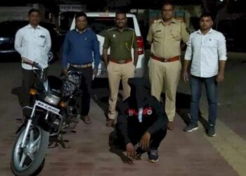 सैराट वन्स अगेन !: औरंगाबाद पुणे महामार्गावरील ईसारवाडी फाट्यावर भर रस्त्यात भाऊजींचा कुऱ्हाडीने खून करून जल्लोष! ; जिल्हा हादरला !