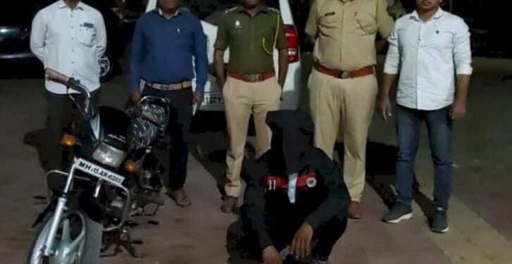 सैराट वन्स अगेन !: औरंगाबाद पुणे महामार्गावरील ईसारवाडी फाट्यावर भर रस्त्यात भाऊजींचा कुऱ्हाडीने खून करून जल्लोष! ; जिल्हा हादरला !