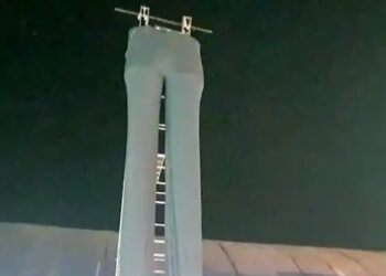 सांगली फेस्टिवल मध्ये भारतातील सर्वात मोठ्या पॅन्टचे सादरीकरण ; २६ फूट उंची तर १५ फूट पॅन्ट ची रुंदी.