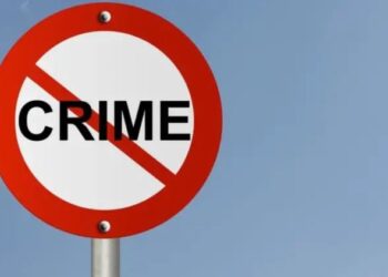 पोलिस अधिकार्‍याच्या खुर्चीत बसणे पडले महाग ! आरोपीला न्यायालयाकडून ५०० रुपये दंड