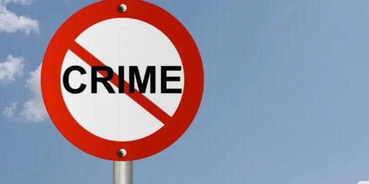 पोलिस अधिकार्‍याच्या खुर्चीत बसणे पडले महाग ! आरोपीला न्यायालयाकडून ५०० रुपये दंड