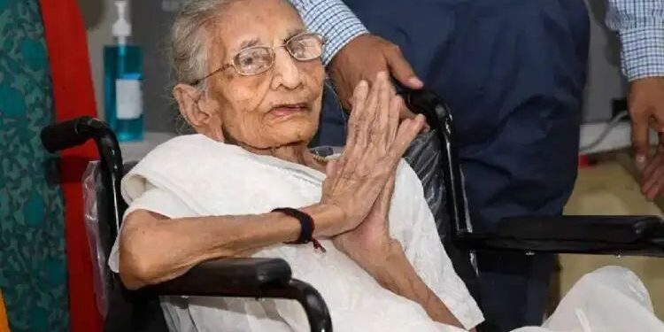 पंतप्रधान नरेंद्र मोदी यांना मातृशोक ; हीराबेन यांचं निधन : १०० व्या वर्षी घेतला अखेरचा श्वास.