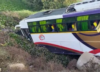 शालेय मुलींची बस ओढ्यात कोसळली, तीन मुली गंभीर जखमी.