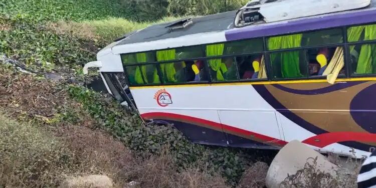 शालेय मुलींची बस ओढ्यात कोसळली, तीन मुली गंभीर जखमी.