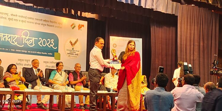 पुणे विभागाचा उत्कृष्ट मतदार नोंदणी अधिकारी पुरस्कार गणेश मरकड यांना प्रदान