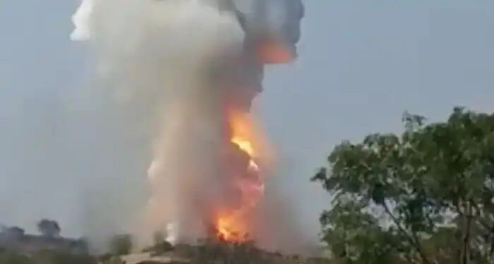 फटाक्याच्या कारखान्यात भीषण स्फोट, तीन कामगार ठार