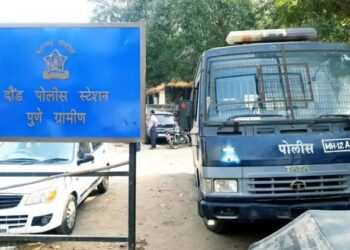 पोलिसांसोबत धक्काबुक्की, घातली हुज्जत.. दोघांवर गुन्हा दाखल.