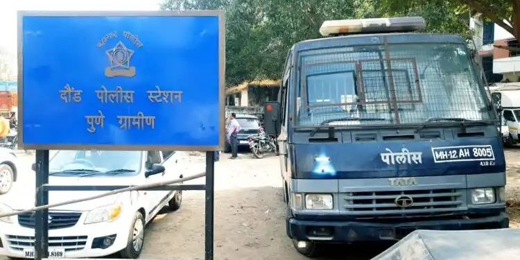 पोलिसांसोबत धक्काबुक्की, घातली हुज्जत.. दोघांवर गुन्हा दाखल.