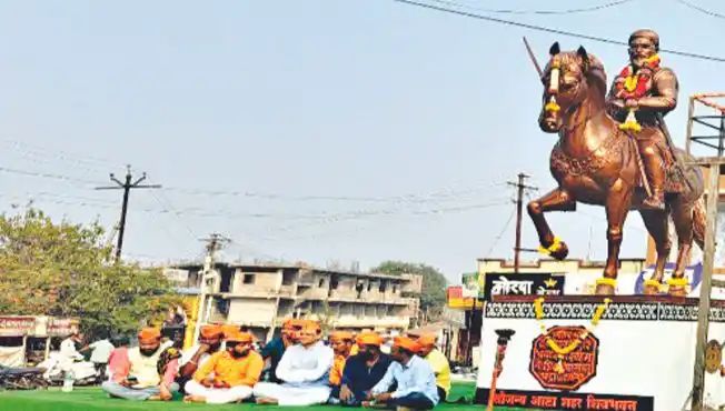 आष्ट्यात छत्रपती शिवरायांच्या अश्वारूढ पुतळ्याची प्रतिष्ठापना; प्रशासनाने मध्यरात्री पुतळा हटविला