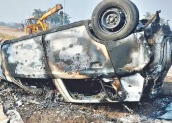 मिरज परिसरात अपघातानंतर कार पेटली; कुटुंब बचावले..