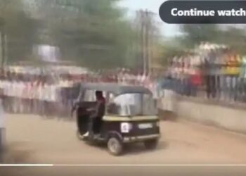 सांगलीतील “खतरनाक रिक्षा ड्रायव्हर” सोशल मीडियावर व्हायरल ; रिव्हर्स रिक्षा स्पर्धेची सर्वत्र चर्चा..!