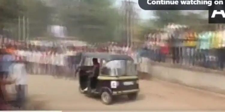 सांगलीतील “खतरनाक रिक्षा ड्रायव्हर” सोशल मीडियावर व्हायरल ; रिव्हर्स रिक्षा स्पर्धेची सर्वत्र चर्चा..!